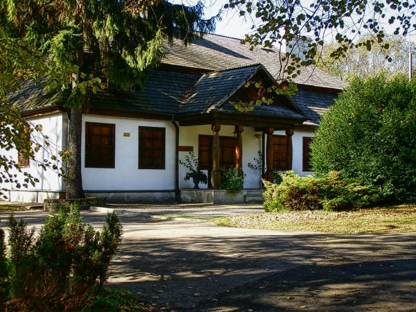 Zabytkowy Dworek Kościuszków na terenie Ogrodu Botanicznego.