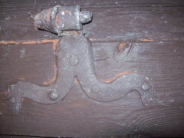 Barzo ciekawy stary zawias ok(150 letni) w jednym z najstarzych domów na Wrześni.