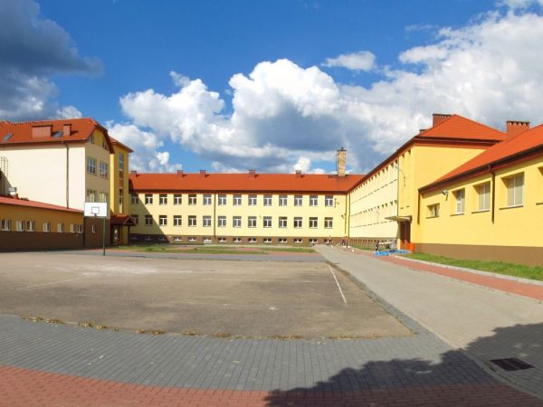 ZSP w Kaliskach zawdzięcza swój dzisiejszy widok poprzedniemu Wójtowi Gminy w latach 2006-2010