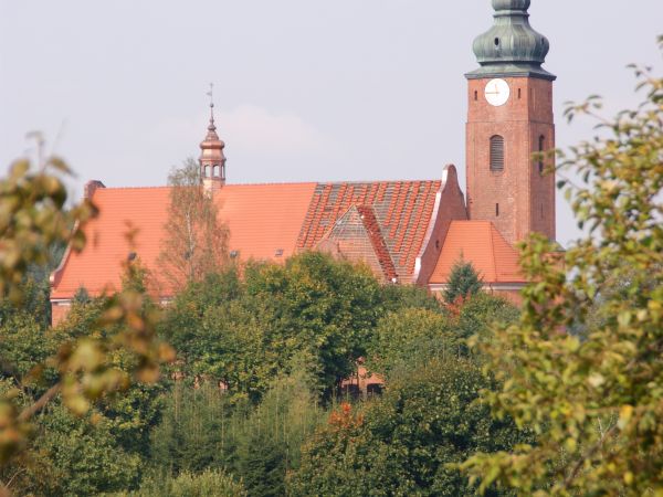 Malowniczo  położony Kościółek  od  strony  wschodniej.