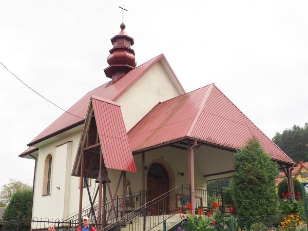 przed kościołem na Zabrodziu, należy wspomnieć iż tu była osobna wieś, tam zamieszkiwało ponad 200 osób - 150 grekokatolików i 50 wyznania łacińskiego, po wojni