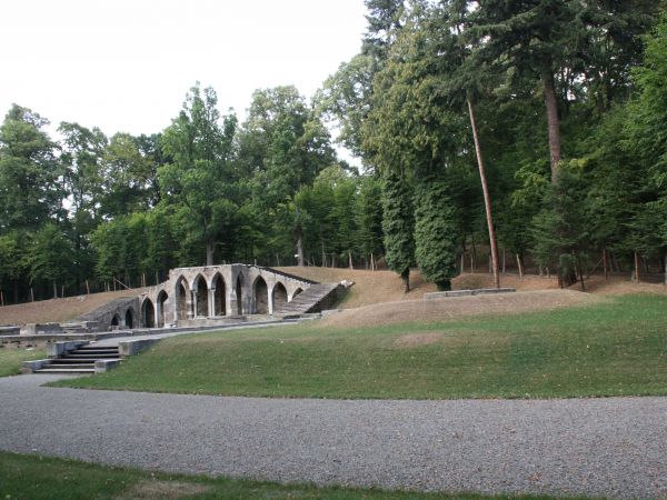 odtwarzane sektory pałacowej infrastruktury parkowej.