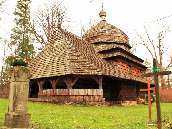 Drewniana cerkiew p.w. Wniebowstąpienia Pańskiego z 1659 r., usytuowana na wzgórzu Dębnik - Dubnyk (344 m n.p.m.), wznoszącym się ponad doliną Sanu.