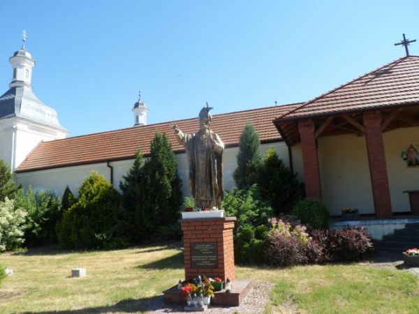 pomnik papieża Jana Pawła II - n/z przed ołtarzem polowym.