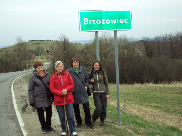 od strony m. Kulaszne /jest galeria - zapraszam/ - a dalej za zakrzaczeniem po prawej widać kościół w m. Czaszyn  /jest galeria - zapraszam/ a hen zalesione wzg
