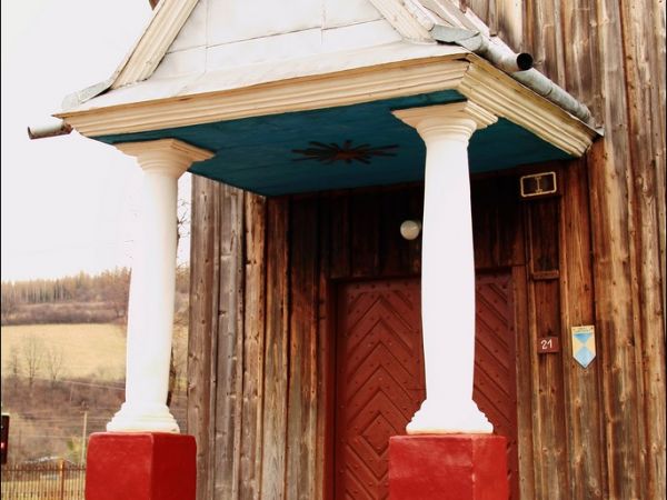 Drewniana parafialna cerkiew greckokatolicka p.w.  św. Jana Chrzciciela w Tyrawie Solnej . Cerkiew została wzniesiona w 1837 r. Po wojnie użytkowana jako kośció