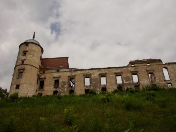 Zamek wybudowany w I poł. XVI wieku przez Mikołaja Firleja i jego syna – Piotra Firleja, pozniej w rekach Lubomirskich. W 1783 r. J.Lubomirski przegrywa zamek w