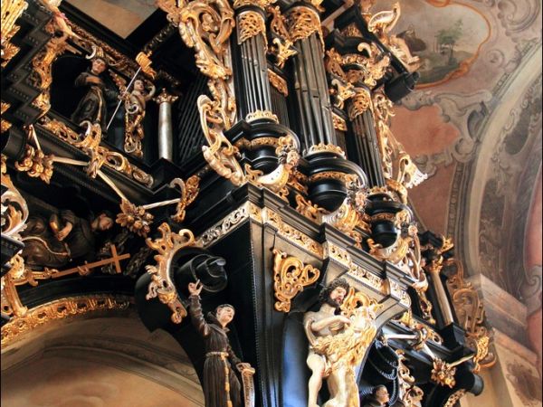 Bazylika Zwiastowania NMP w Leżajsku – wzniesiona w miejscu, gdzie według tradycji ukazała się w 1590 roku Tomaszowi Michałce Matka Boska. Sprawują nad nią opie