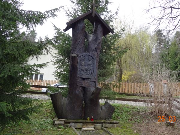 kapliczka ufundowana przez członków miejscowego Koła Łowieckiego "Borsuk".