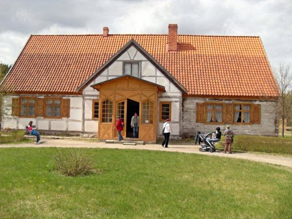 Dwór z Luzina - 3 ćw. XVII w. Zbudowany w konstrukcji zrębowo-szkieletowej wielokrotnie przebudowywany i modernizowany; wnętrze wielodziałowe z reprezentacyjnym