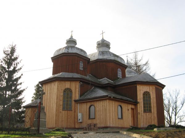 dawna cerkiew parafialna, greckokatolicka, pw. św. Jerzego, od 1946r. - kościół rzym.-kat. pw. śś. Piotra i Pawła, wzniesiona w w 1873r. Pokryta była pierwotnie