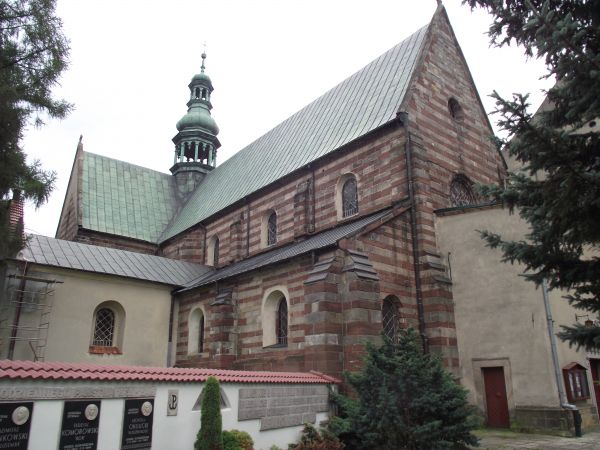 Simon - pierwszy znany w naszym kraju z imienia murator, pochodzący z Włoch - wzniósł w latach 1218 - 1239 tą wyjątkową w Polsce świątynię - na wzór kościołów w