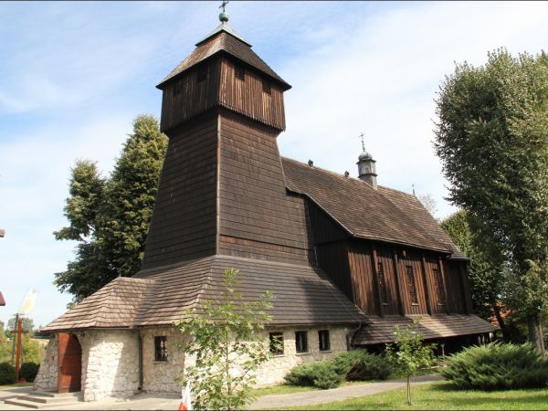 Gotycki , drewniany kościół p.w. Św. Marii Magdaleny wybudowany w 1595 roku  o charakterze obronnym.