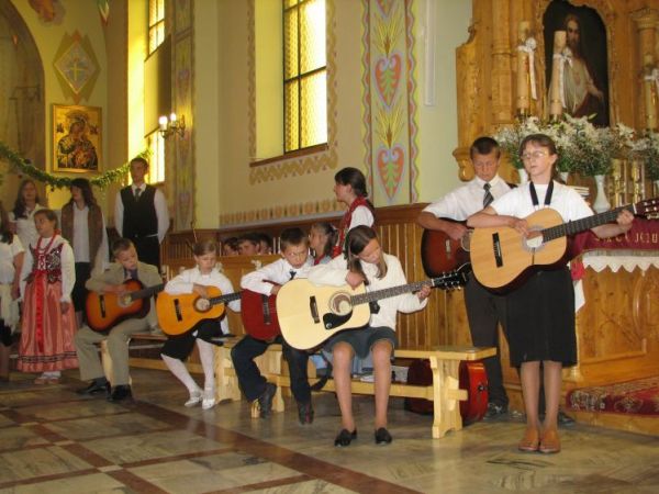 Podsumowanie gminnego konkursu wiedzy i konkursu plastycznego  o Ojcu św. Janie Pawle II w Kościele Parafialnym w Maruszynie - gitarzyści z Maruszyny Dolnej.