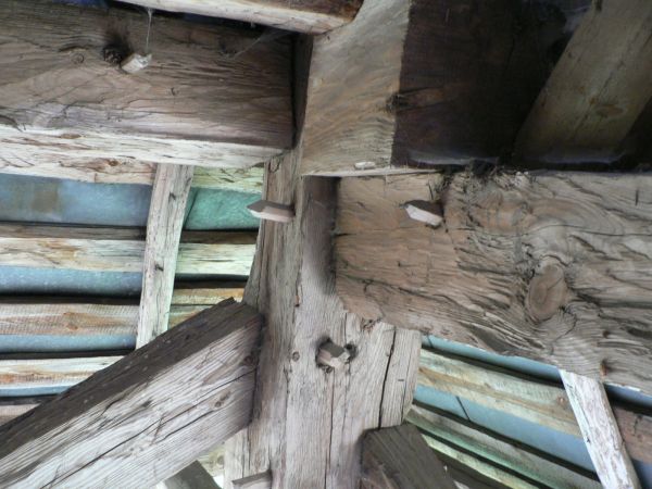 Widoczne łączenie konstrukcji drewnianymi gwoździami.