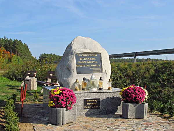 Głaz z tablicą pamiątkową pobytu w tym miejscu Karola Wojtyły w 1956 r.