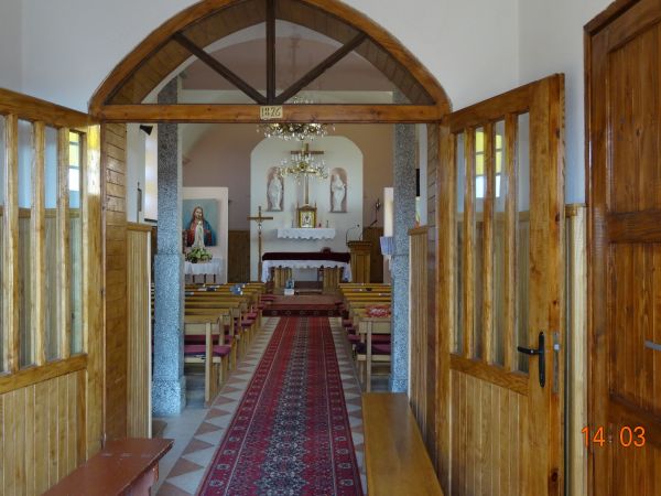 wnętrze świątyni - przedsionek, nawa i ołtarz główny, po 1947 roku przejęta przez kościół rzymskokatolicki.