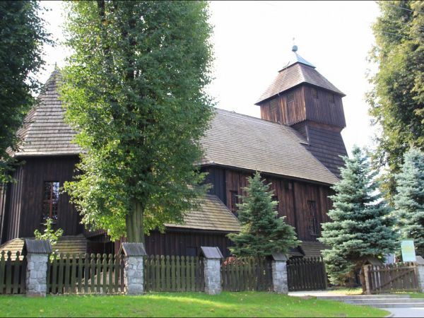 Gotycki , drewniany kościół p.w. Św. Marii Magdaleny wybudowany w 1595 roku  o charakterze obronnym.