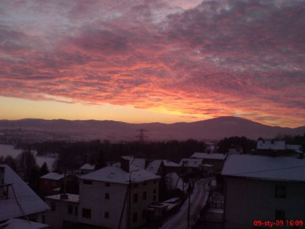 Widok na górę Skrzyczne z Małej Tresnej