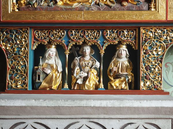 pod ołtarzem Zaśnięcia NMP : predellę zdobią figury św. Jadwigi Śląskiej, św. Elżbiety Węgierskiej i św. Heleny.