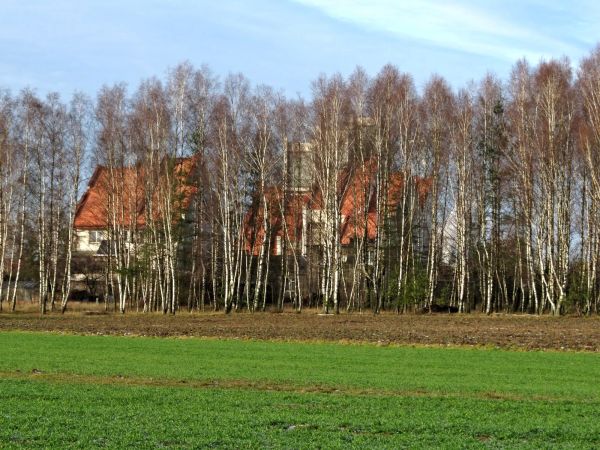 Tylna ściana miejscowego kościoła. Widok z ulicy Wiśniowej.