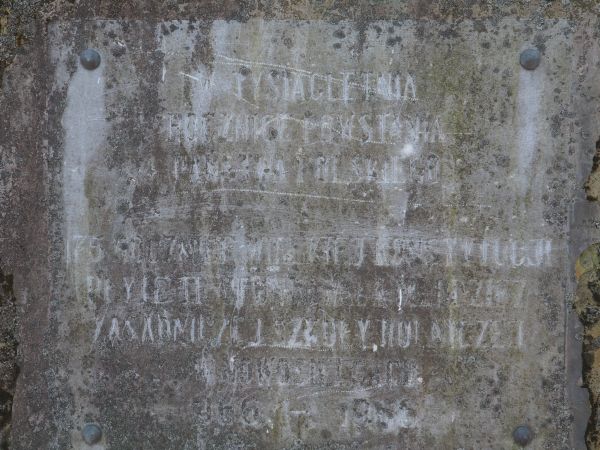 w parku dworskim jest pomnik z 1966r. - na 1000-lecie Państwa Polskiego - tu na zdjęciu : tablica na pomniku / obelisku.