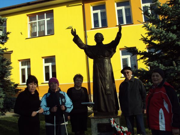 przed szkołą, przy pomniku jej patrona - z paniami dyr. i zastępcą, to im przyjęcie zawdzięczamy i folderami "Szlakiem dawnych osad" - obdarowanie.