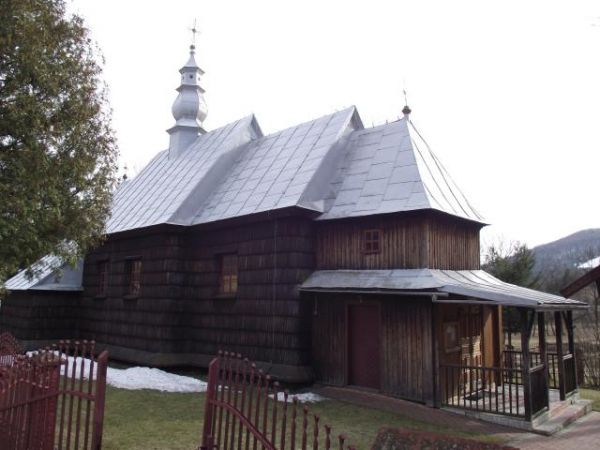 kościół pw. św. Antoniego, filialny, - do czasu wysiedleń miejscowej ludności wyznającej obrządek grecko-katolicki świątynia służyła wiernym jako cerkiew pw. św