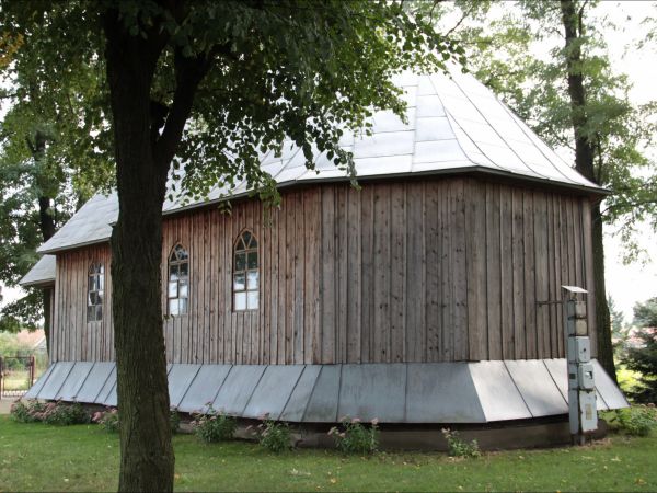 Leszno do 1977 roku nosiło nazwę Poździacz . Cerkiew Trójcy Świętej w Lesznie – drewniana filialna cerkiew greckokatolicka . Została zbudowana w 1857. Obecnie (