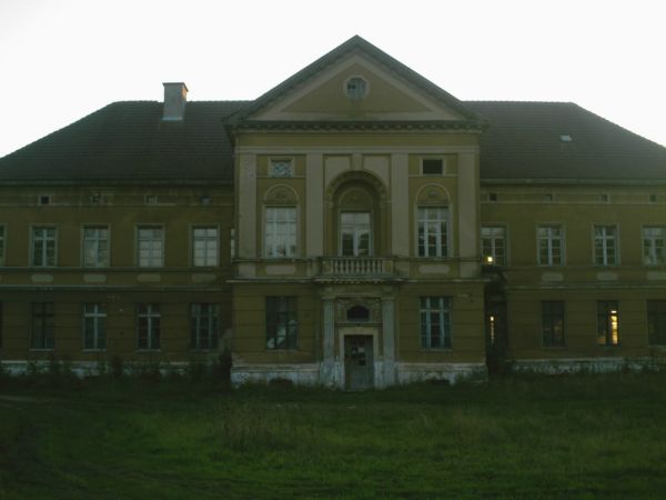 Pałac widok od frontu. Daty przy rozecie 1867-1922.
1867-data budowy./Rodzina Zimdarsów/.
1922-data remontu.
Zimdarsowie zarządzali majątkiem w latach 1805-1