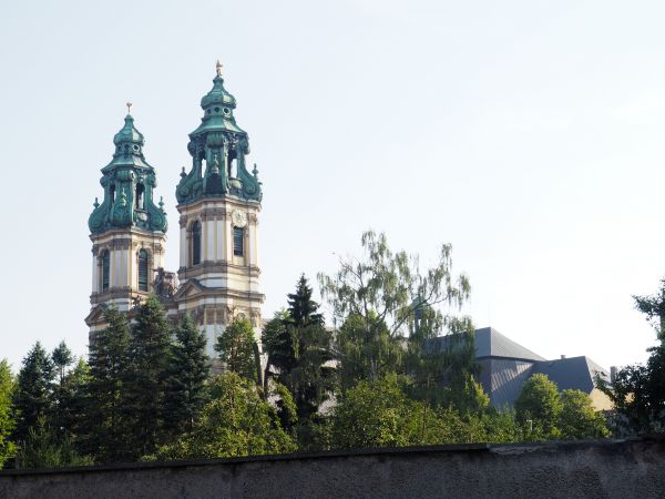 strzeliste wieże bazyliki - każda o wysokości 71,1 m - nakryte są ozdobnymi hełmami.