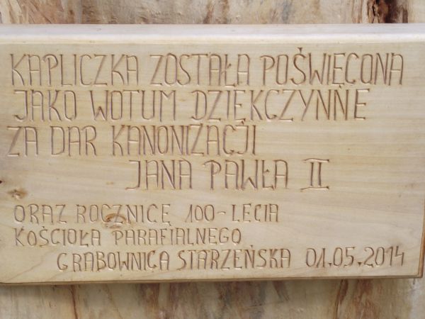 na kapliczce - pod niszą z rzeźbą Chrystusa Frasobliwego.