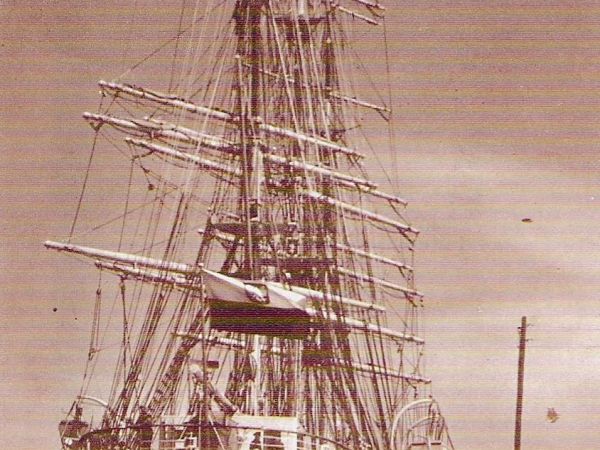 ze zbiorów prywatnych: z publikacji historycznych - lata 60-te XX wieku. "Dar Pomorza" to jeden z najpiękniej zachowanych żaglowców na świecie, jest dziś obiekt