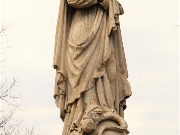 Drewniana filialna cerkiew greckokatolicka p.w.  św. Paraskewii w Hołuczkowie . Zbudowana w 1858 przez miejscowego cieślę Konstiantyna Melnyka. Wewnątrz cerkwi