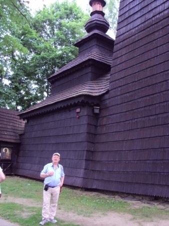 przed cerkwią pw. św.Jakuba Młodszego Apostoła , obiekt z 1600r. - najstarsza cerkiew drewniana na terenie polskich Karpat. Polichromia z 1607r. oraz niekomplet