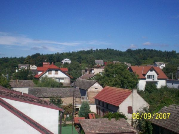 Widok z okna mieszkania na II piętrze. W oddali piękne, zielone lasy Łupowa.