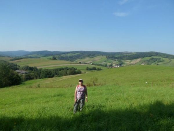 hen tam w dolinie - w Dolinie Kalniczki : wieś Łukowe, n/z po prawej dach szkoły widać a wyżej zbocze Góry Miłosierdzia - tamtędy też szlaki turystyczne do wsi: