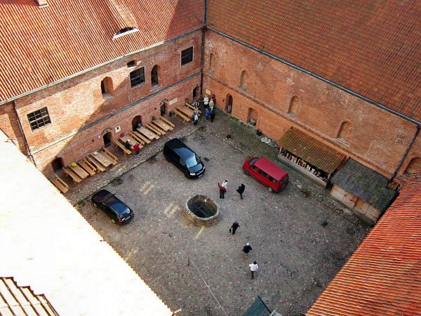Reszelski zamek-widok na dziedziniec z wieży zamkowej