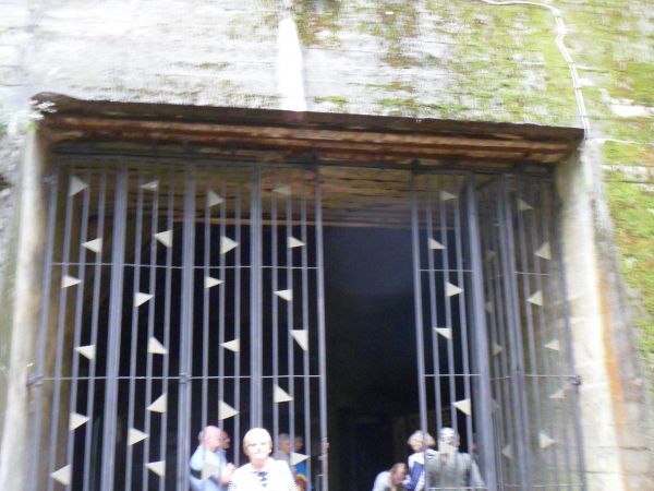 przed wejściem do tunelu - tu też stanowisko obsługi ruchu turystycznego.