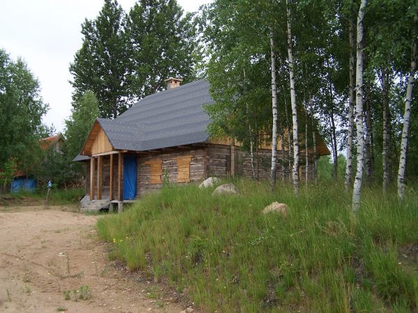 Odremontowywany dwór. Zdjęcia pochodzą z czerwca 2011, mam nadzieję, że w tej chwili prace nad restauracją zakończono. Panie Profesorze przekazuję wyrazy szacun