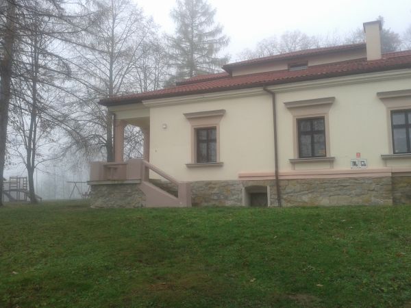 szkoła podstawowa filialna - we wsi była od 1860r., obecnie w obiekcie po byłym dworze.