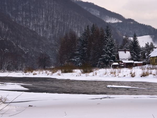 Rytro ; widok na górę zamkową i ruiny