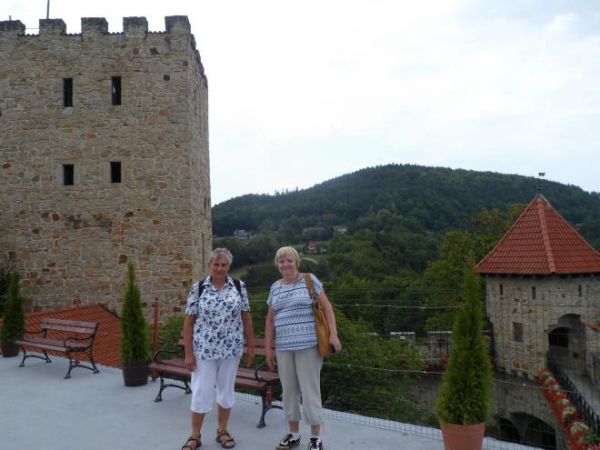 na jednym z dziedzińców zamkowych - tu z widokiem na basztę - mury obronne - wieżę.