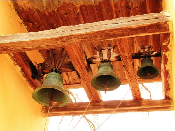 Cerkiew greckokatolicka p.w. Soboru Bogarodzicy w Hłomczy , zbudowana w 1859 r. Obok cerkwi wzniesiono w tym samym czasie dzwonnicę murowaną, w której wiszą trz