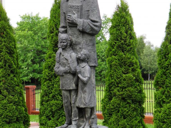 Dom Generalny Zgromadzenia Sióstr Służebniczek NMP w Nowej Wsi. Pomnik Założyciela.