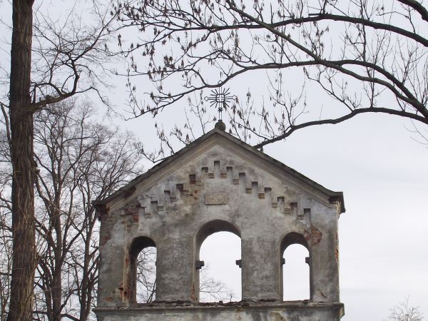 "wokół snują się cienie czasów minionych / wiatr kołysze dzwonami, których już nie ma / arkadowa dzwonnica z pustymi oczodołami płacze za matką cerkwią " - za J