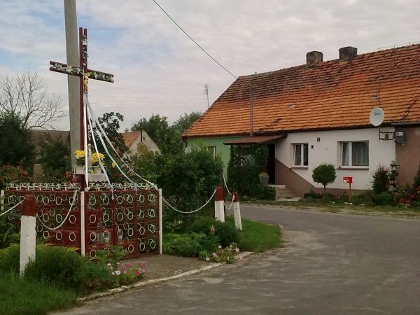 Skrzyżowanie dróg. Na lewo droga do Cieszkowa. Tutaj spotykali się mieszkańcy wsi.