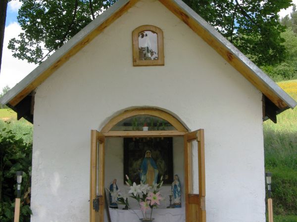 odrestaurowana, przystrojona, uposażona - kapliczka przydrożna.