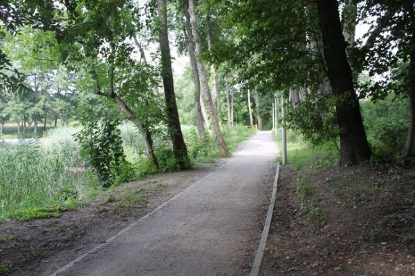 Oświetlona, z miejscami postojowym, ścież rowerowa dookoła j. Trzesiecko