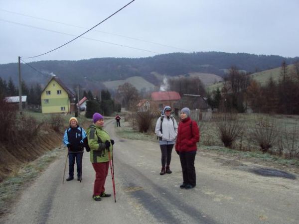 wchodzimy do wsi - zachwyceni urokliwym jej położeniem, od północy za Potokiem Tyrawskim widoczne pasmo górskie, w dużej części zalesione, o nazwie Budziska ze